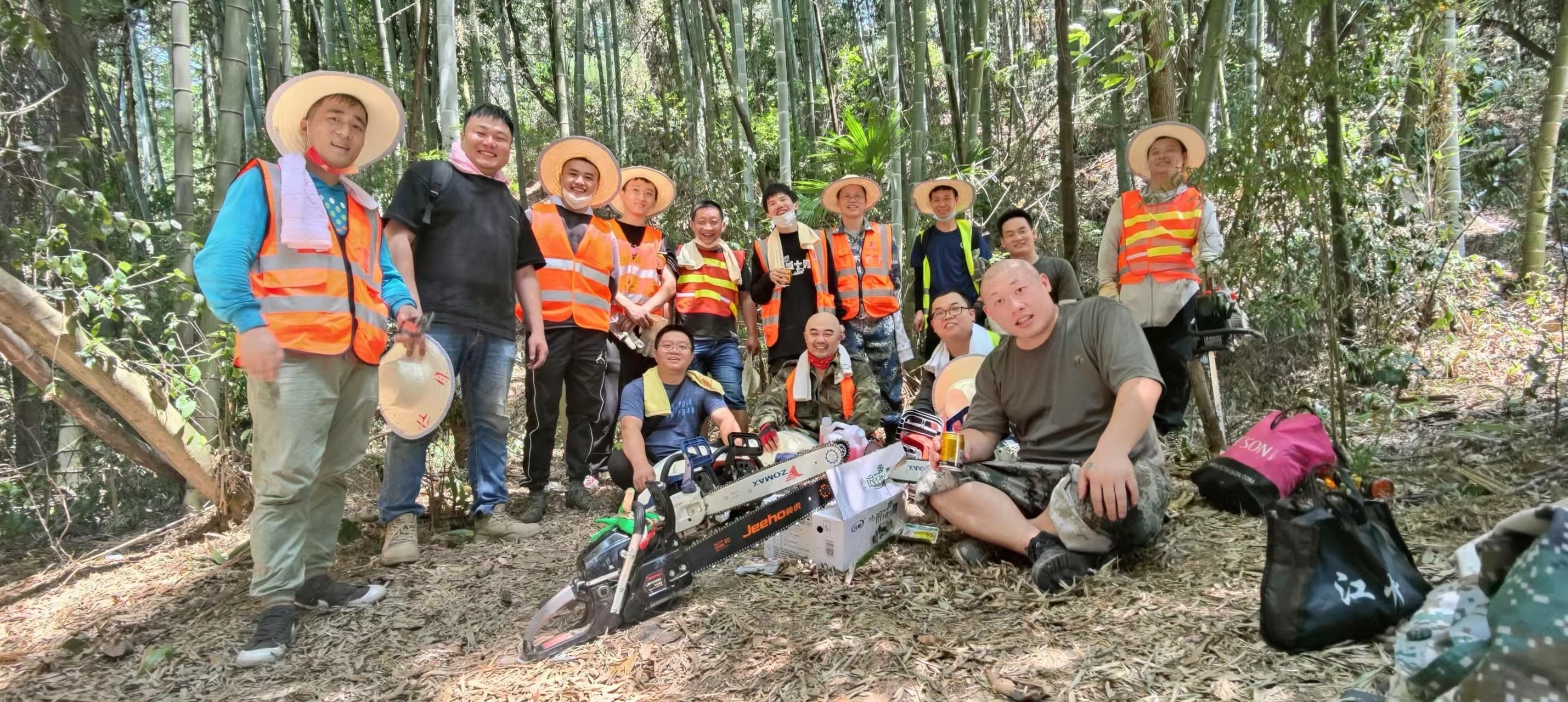 战山火 护家园！记者现场直击：民间救援力量助力击退重庆缙云山山火_凤凰网财经_凤凰网