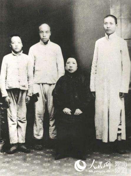 毛泽东三兄弟与母亲合影