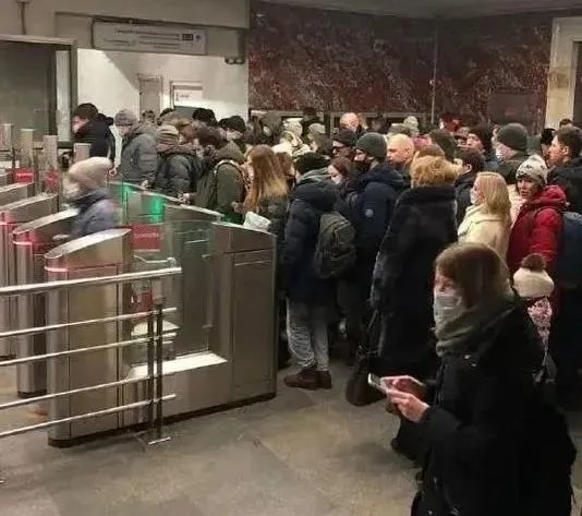 由于无法使用ApplePay和GooglePay在地铁排队用现金买票的莫斯科居民