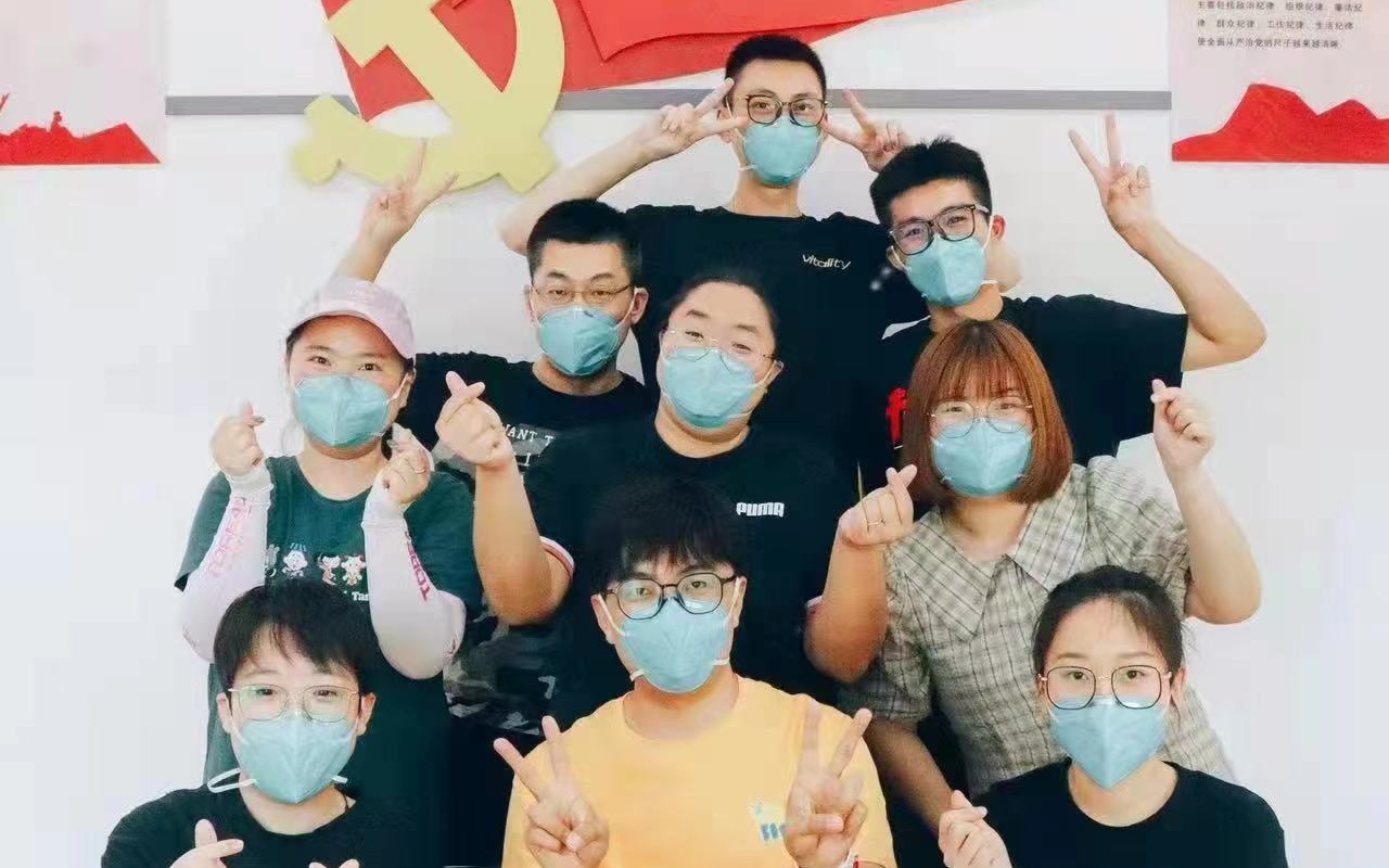 朝阳武圣农光社区紫东苑小区志愿者合影。受访者供图