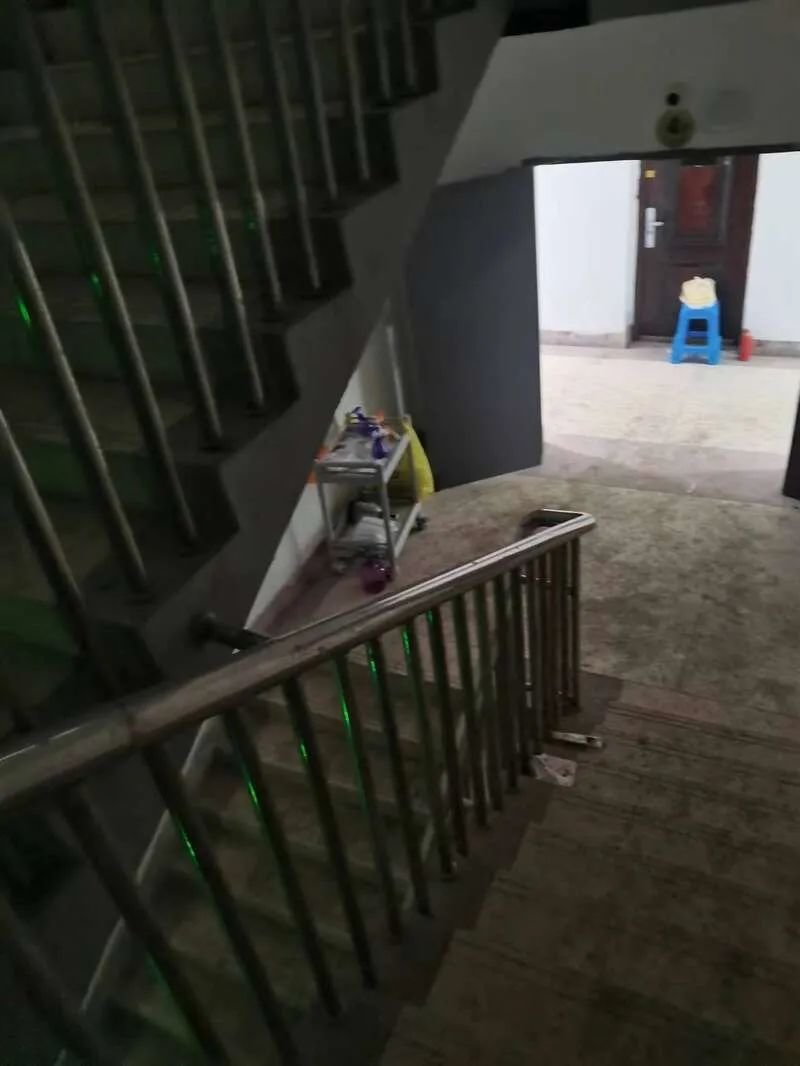 没打开应声灯的楼道。受访者供图