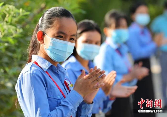 柬埔寨学生在中柬友好“丝路之友”两所学校的移交仪式上。欧阳开宇 摄