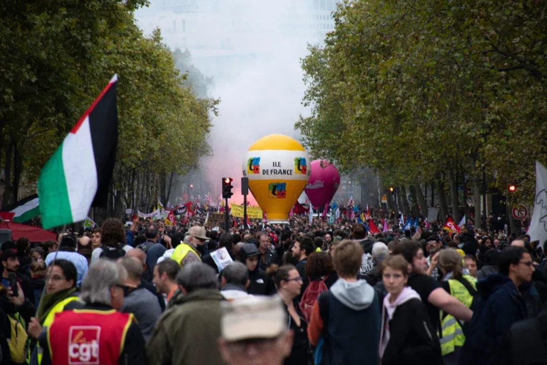当地时间2022年10月18日，法国多地爆发罢工游行。图/IC photo