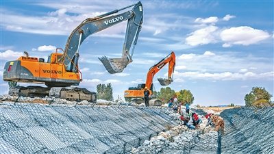 甘肃省张掖市高台县重点水利工程水系连通项目现场，工程建设加快推进。盛文宏摄（影像中国）