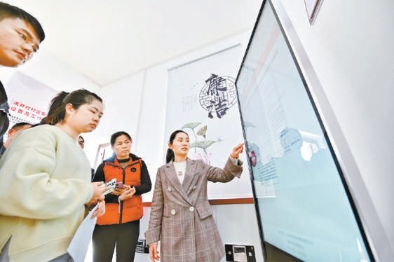 党的十八大以来，我们党构建起人民群众参与支持的反腐败工作体制机制，从治标入手，把治本寓于治标之中，让党员干部因敬畏而“不敢”、因制度而“不能”、因觉悟而“不想”。图为广西鹿寨县纪委监委探索微权力监督“互联网+”新模式，打造集廉政知识宣传、廉情信息收集、全天候网上监督等功能为一体的“廉情驿站”，村民通过手机就能对村内事务进行24小时“云监督”。 黄孝邦摄