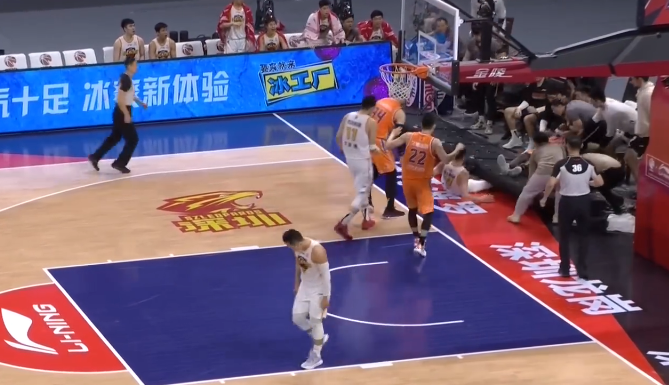 惊魂时刻！深圳悍将被天博电竞APP广告牌砸伤 已并非CBA首次(图4)