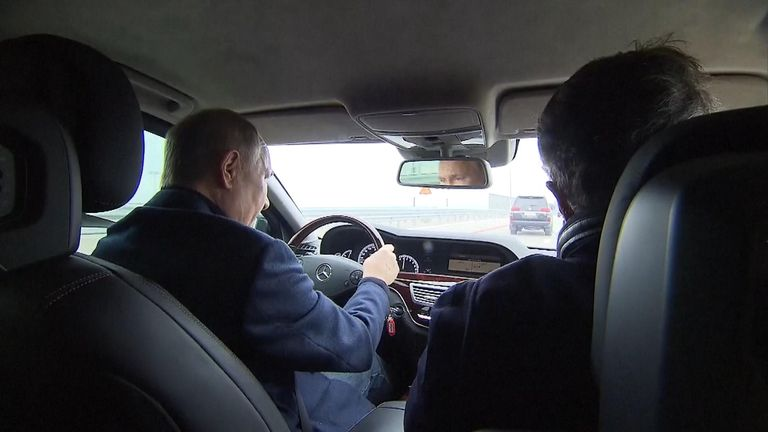 普京驾车行驶在克里米亚大桥,胡斯努林坐在副驾驶陪同。图源:skynews