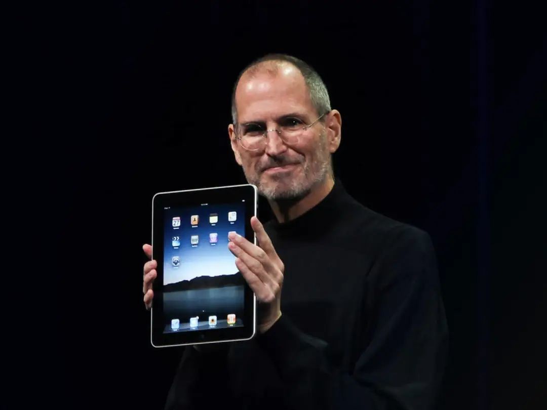 iPad将成为苹果电脑的新产品线 第5张-心情说说 Steve Jobs 与初代 iPad 图片来自:macrumors