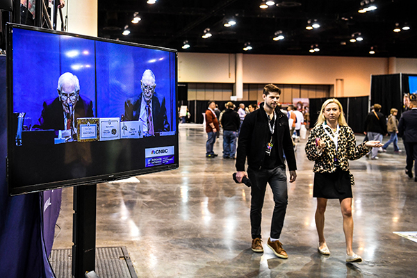 当地时间2022年4月30日，美国奥马哈，伯克希尔·哈撒韦年度股东大会举行。屏幕显示“股神”巴菲特(左)和伯克希尔·哈撒韦副董事长芒格。 人民视觉 资料图
