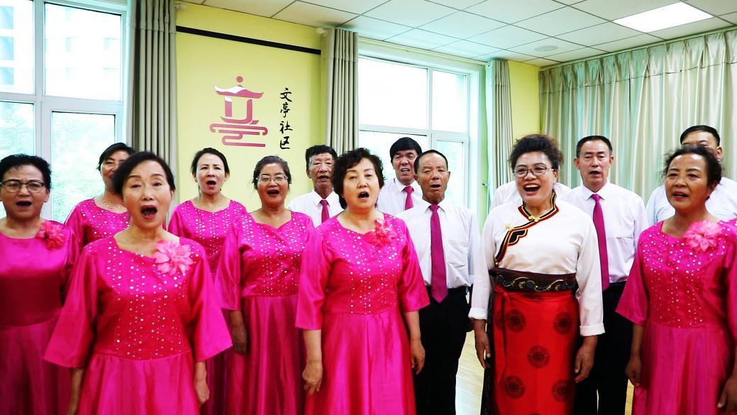 卓玛才仁（第一排右二）同社区退休居民一起排练歌曲。人民网 张皓芃摄