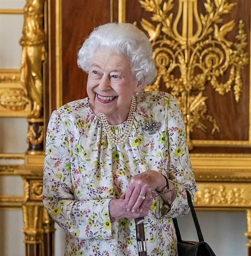 96岁的英女王被曝无法行走，改乘高尔夫球车，仍无退位计划