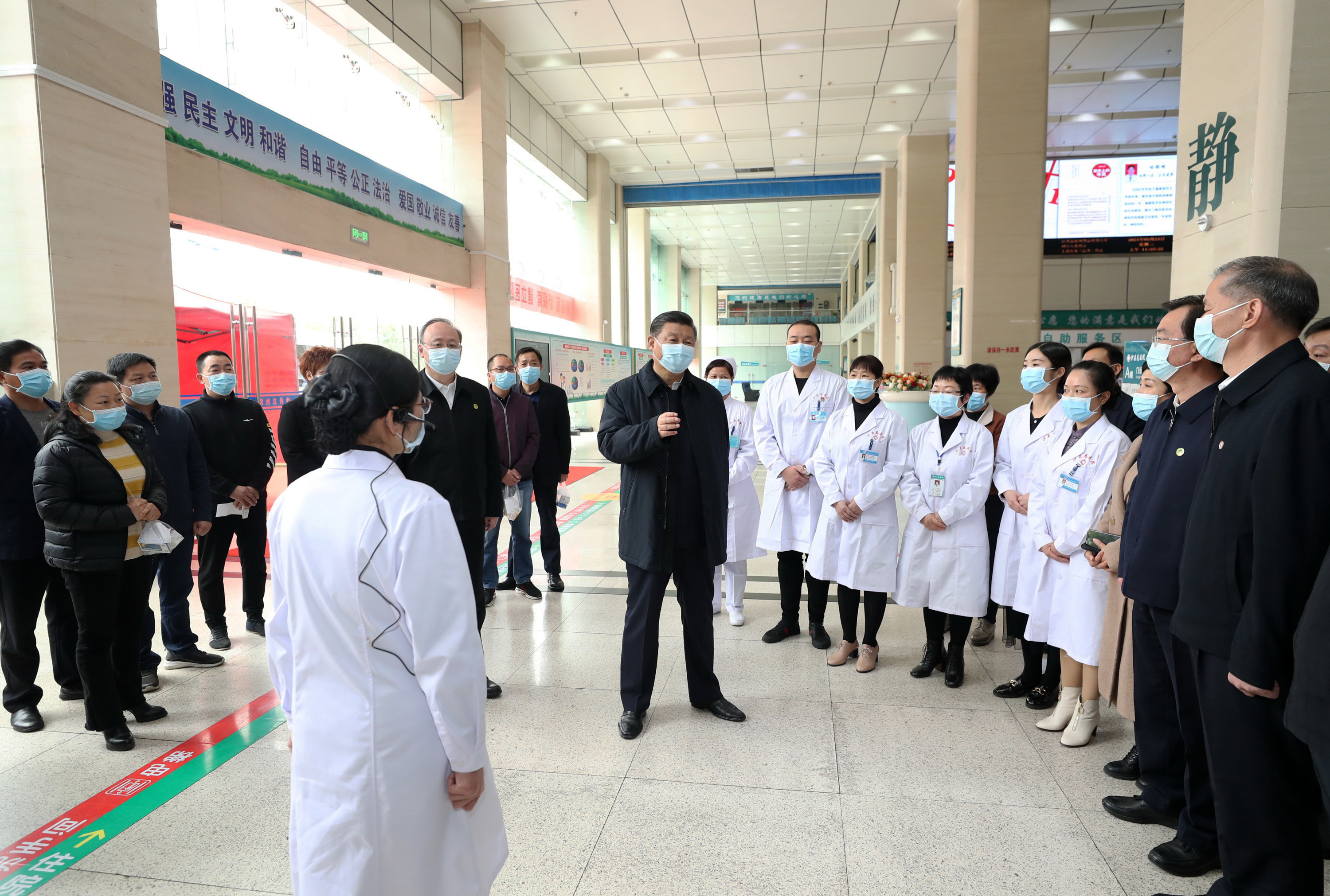 2021年3月23日，习近平总书记在福建省三明市沙县总医院住院楼一层大厅，同医护人员、患者亲切交流。