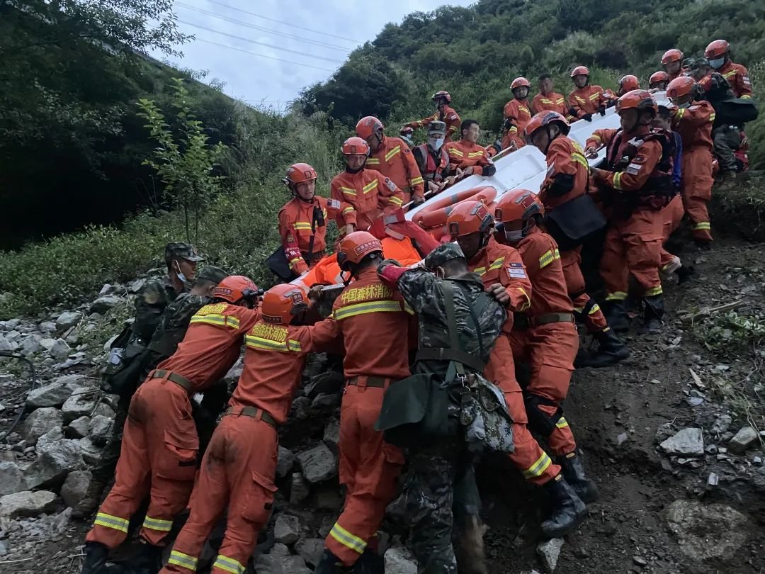 9月7日，四川泸定，四川省森林消防总队阿坝支队救援人员正在准备救援艇，从水路转移部分群众。汤彦博/摄