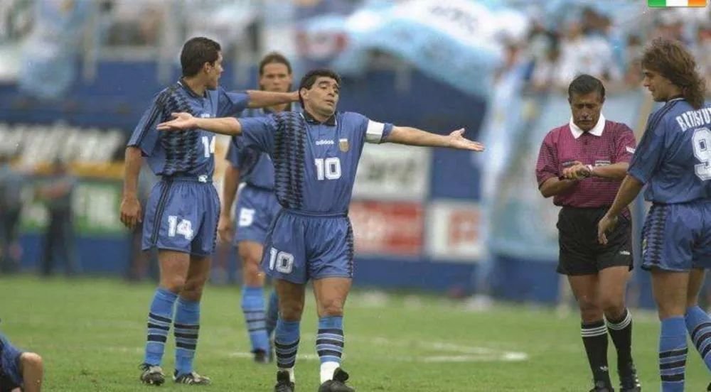 1993年冬,马拉多纳重新披挂起阿根廷队战衣,率领球队进军美国世界杯