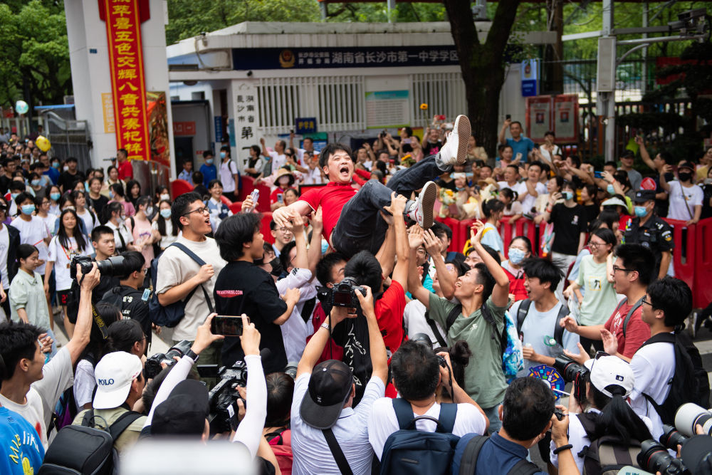 陈思汗 摄↑6月9日,在河北省秦皇岛市第一中学考点,走出考场的考生和