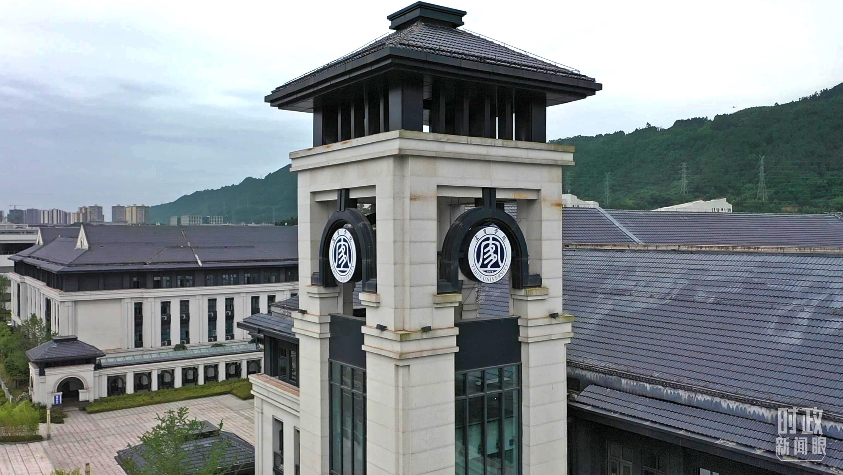 △宜宾学院校徽，整体取钟的外形，内部以篆体“宜”字为主体。（总台记者胡吉川拍摄）