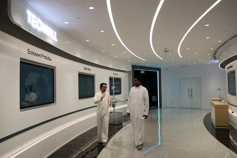 2022年12月4日，人们在位于沙特阿拉伯首都利雅得的华为未来科技体验中心参观体验。新华社记者 王东震 摄