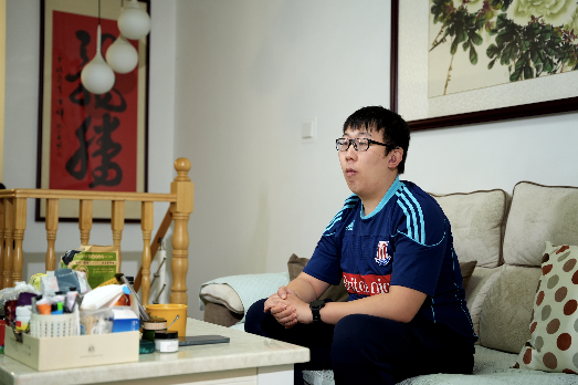 图|顾智涵在家看球