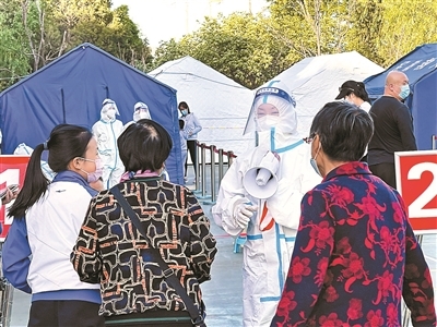 青年志愿服务队在房山区拱辰街道行宫园社区开展区域核酸检测 供图/房山团区委