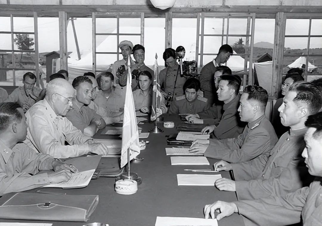 ▲1953年7月27日,朝鲜停战协定签字仪式在开城板门店举行。