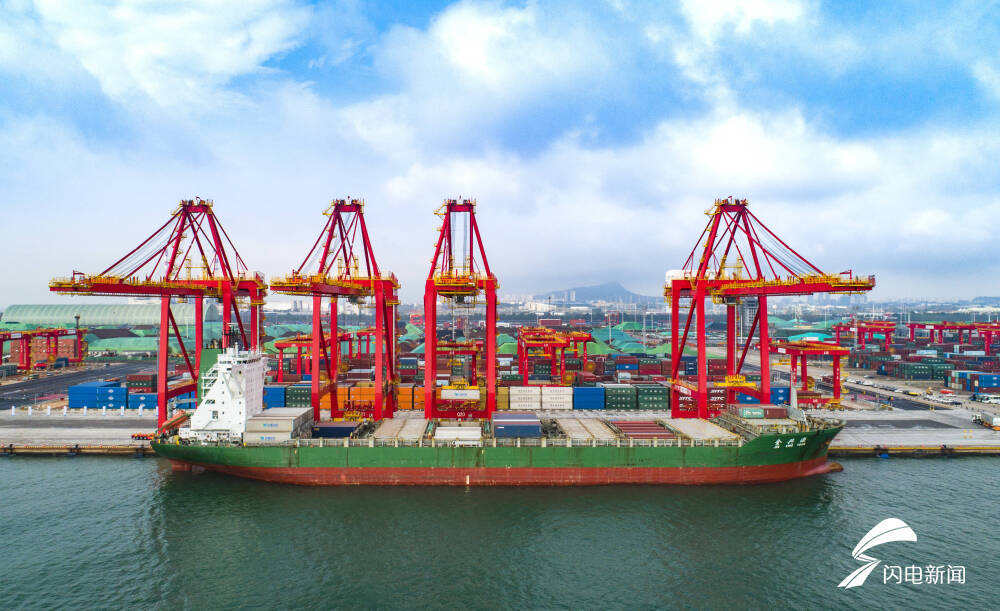 图/山东港口日照港全自动化集装箱码头作业现场。