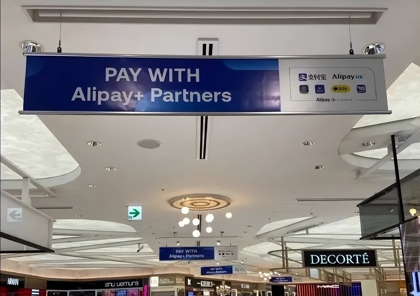 东京百货商场中的alipay 宣传横幅