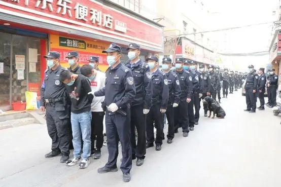 抓捕现场照片。来源:潇湘晨报《城关警方端掉一涉黄窝点》