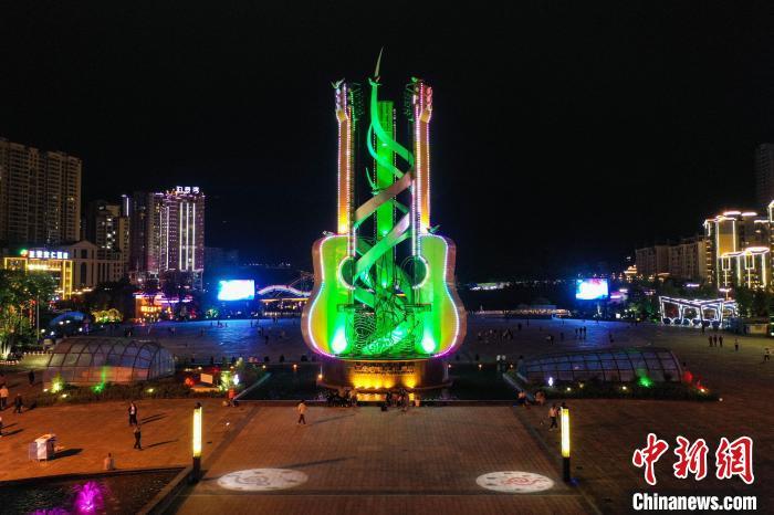 5月12日,航拍贵州正安吉他广场中心矗立的吉他雕塑。 瞿宏伦 摄
