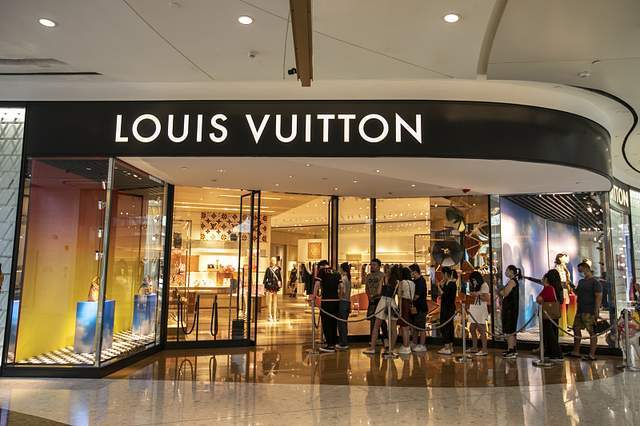 LV飘了?专柜售假赔7万,此前将年收入300万以下群体“除名”_凤凰网科技_凤凰网