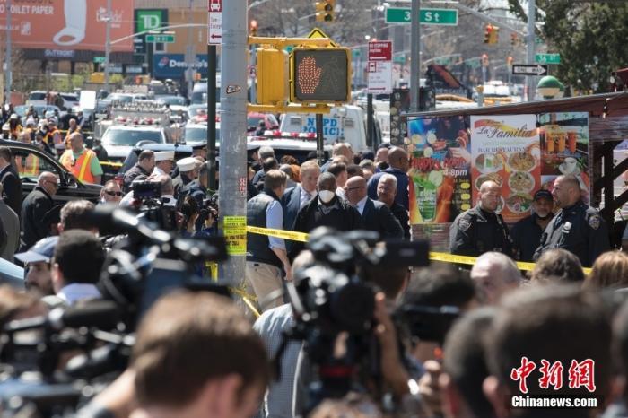 当地时间4月12日，美国纽约市布鲁克林区36街地铁站发生枪击案，大批警力和相关部门人员赶赴现场。<a target='_blank' href='https://news.ifeng.com/'>中新社</a>记者 廖攀 摄