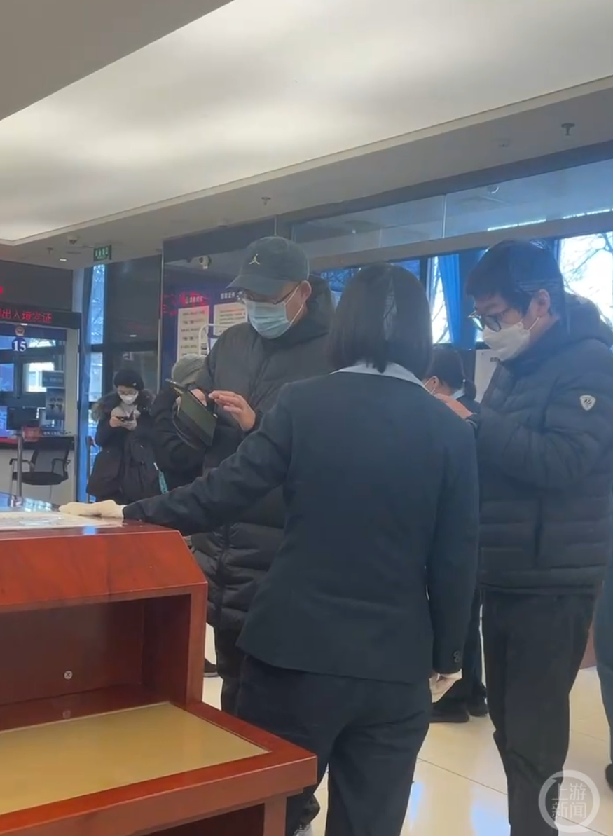 ▲出入境接待大厅内,前来办理护照和签证的市民明显增多。摄影/上游新闻记者 李洪鹏