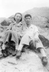 1951年黄辛白、钱正英合影于安徽涂山。 