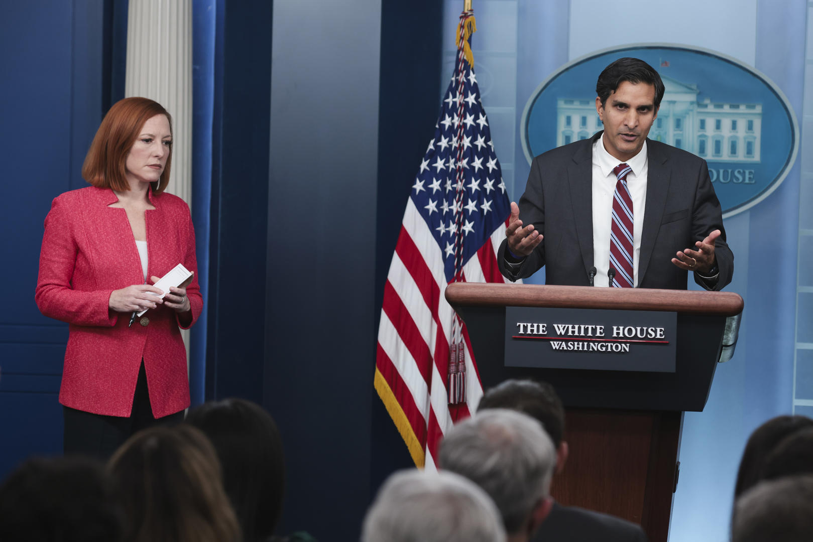 >今年2月,辛格作为美国对俄制裁的"领导者"出现在了白宫新闻发布会上