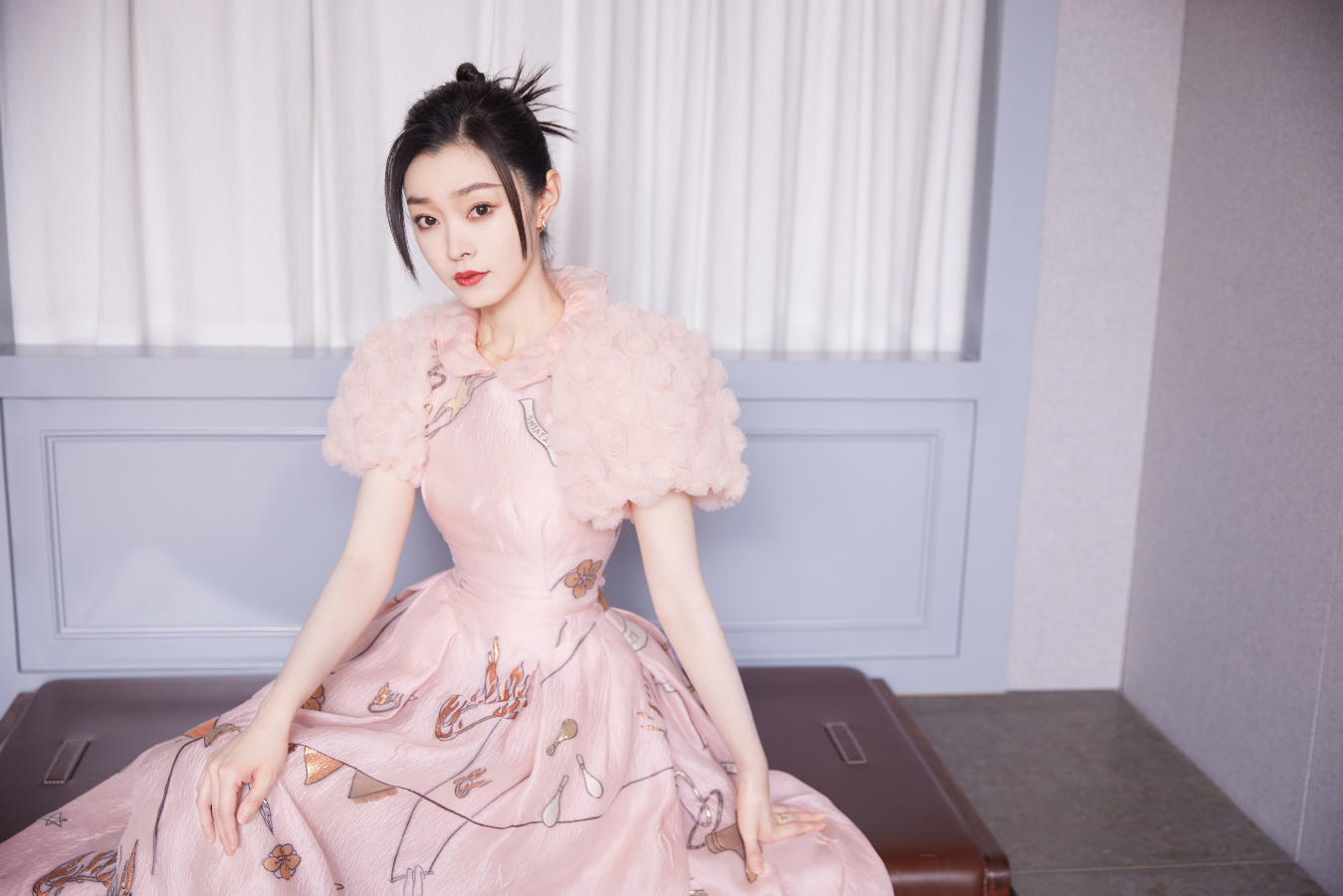 宋轶参加总台元宵晚会 金虎贺春旗袍裙优雅迷人_凤凰网娱乐_凤凰网