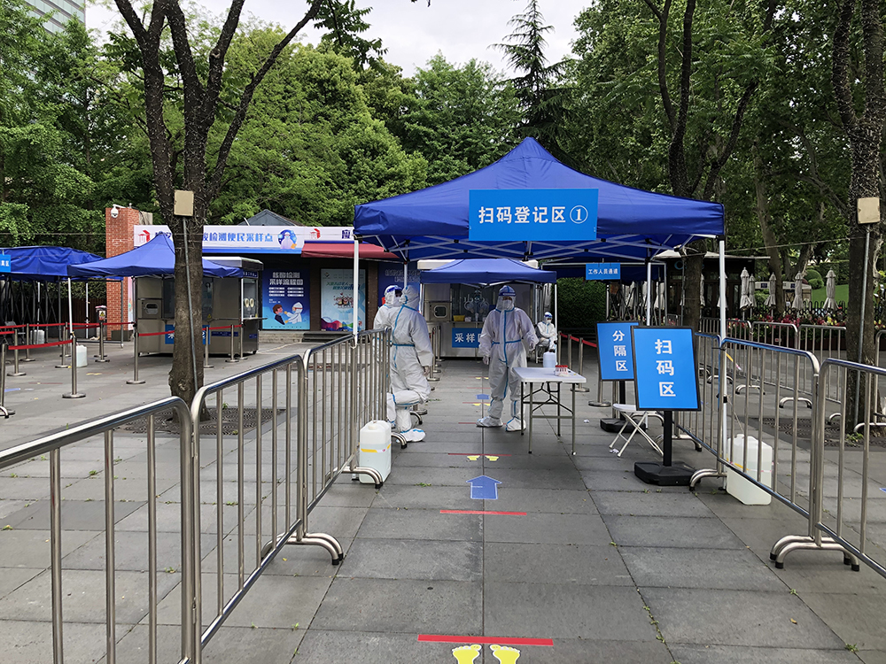 直击上海静安公园便民核酸采样点单人单管全天采样270人