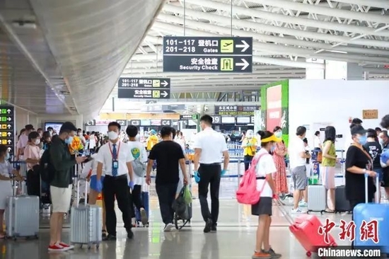 资料图:暑运期间三亚机场的客流。陈璐 供图