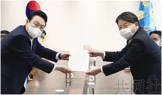 5月10日，岸田在親筆信中寫道“日韓互為重要鄰邦”，因此將書麵內容正對媒體展示。