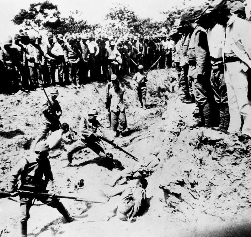 1937年攻陷南京后，日本侵略者用刺刀杀害俘虏