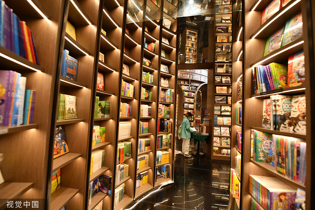 2022年3月28日,成都,都江堰钟书阁书店因其独特的空间设计吸引了一些读者前来拍照打卡。 这家书店在装修上使用了相当多的玻璃镜面,走进书店内部,会让人感觉空间特别大,四周也充满着魔幻感,如同走进了一座“奇幻森林”。