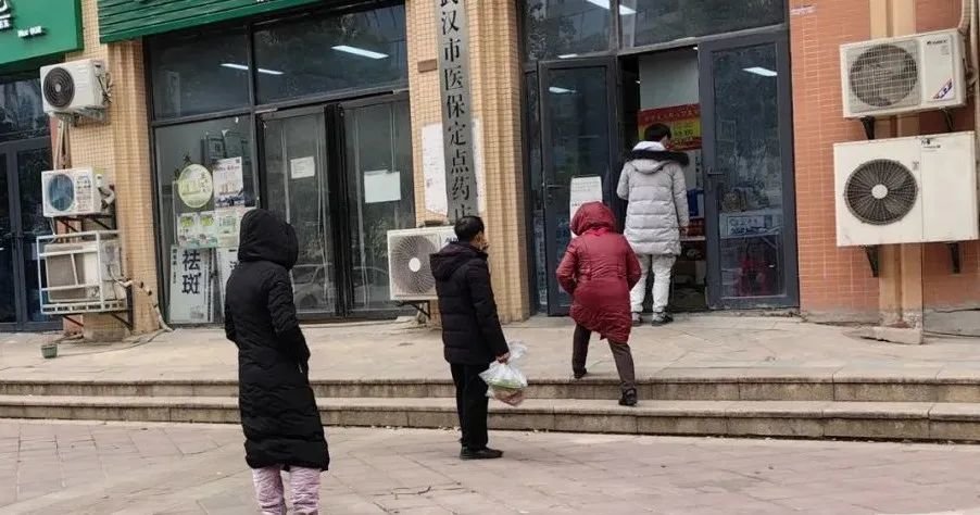 居民在王璟的药店排队购药。