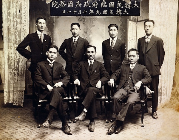 大韩民国临时政府国务院成员合影,1919年10月11日,上海。该临时政府于4月13日在上海成立。照片上的人物,后排从左至右:金澈(1886–1934)、尹显振(1892–1921)、崔昌植(1892–1957)、李春塾(1889–1935);前排从左至右:申翼熙(1892–1956)、安昌浩(1878–1938)、玄楯(1880–1968)。