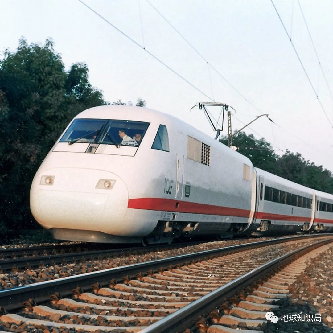 以406.9公里/小时的速度打破上面TGV记录的ICE列车（图：wiki）