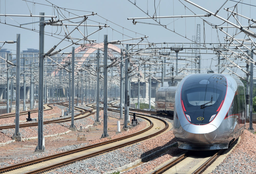 6月20日,济郑高铁郑州首发g9206次列车驶出郑州东站