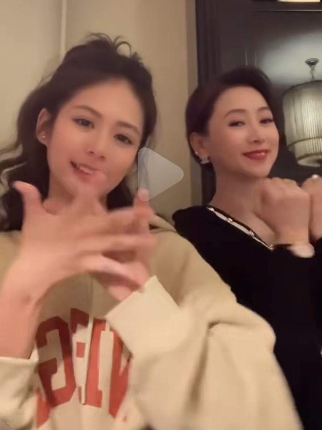 翁虹与14岁女儿同框似姐妹，两人跳舞好养眼，网友狂赞女儿颜值