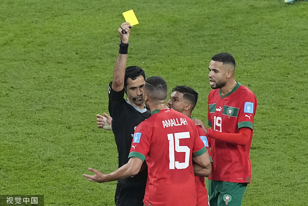摩洛哥队向裁判表达不满。