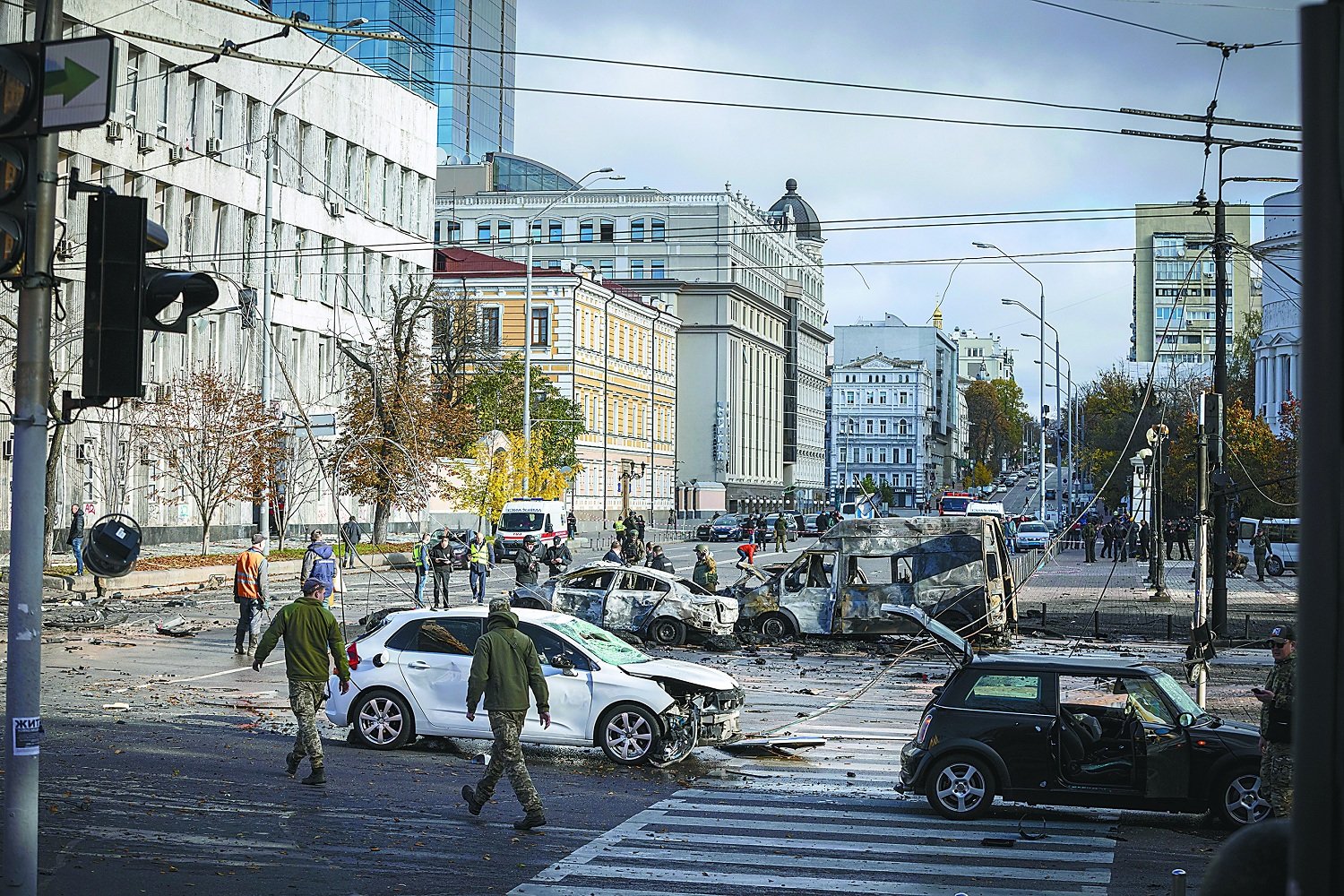 当地时间10日，乌克兰首都基辅和其他多地遭到大规模导弹袭击。这是基辅时隔4个月后再次遭到袭击。图为基辅军警和紧急服务人员在爆炸现场。 （视觉中国）