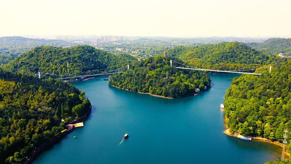 图为长沙市雨花区石燕湖,位于长株潭城市群"绿心"腹地.受访者供图