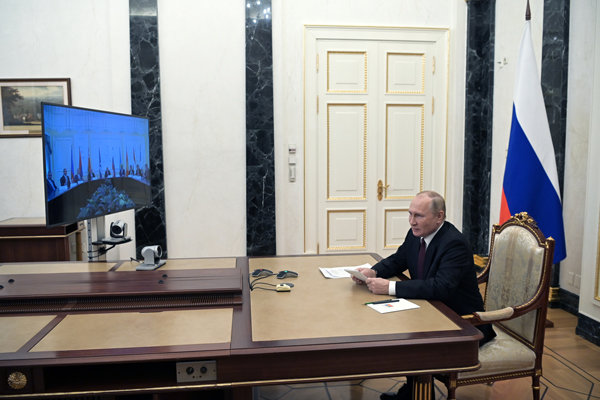 当地时间2022年10月26日，俄罗斯首都莫斯科，普京在克里姆林宫与独联体成员各国安全和情报机构负责人会议代表团团长举行视频会议。