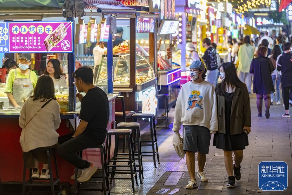 10月5日，游客在昆明南强街巷游玩。新华社记者 陈欣波 摄