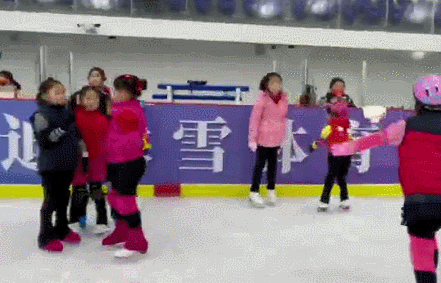 冰场里的孩子们。